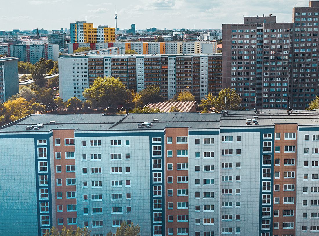 Kellerdeckendämmung an Plattenbauten in Berlin